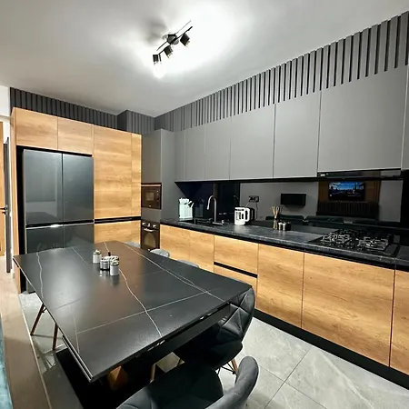 Modern 2br Apartment, Free Parking, Near Center & Metro