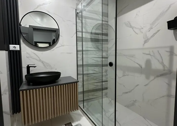Modern 2br Apartment, Free Parking, Near Center & Metro Apartman